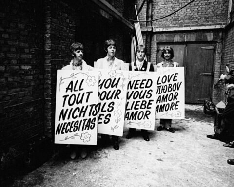 The Beatles con los letreros de “All You Need Is Love”