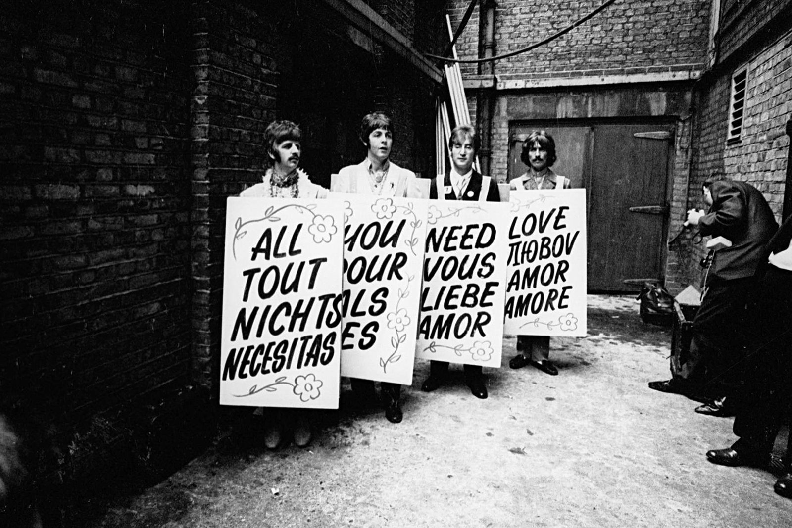 The Beatles con los letreros de “All You Need Is Love”