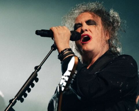 Robert Smith de The Cure en el escenario