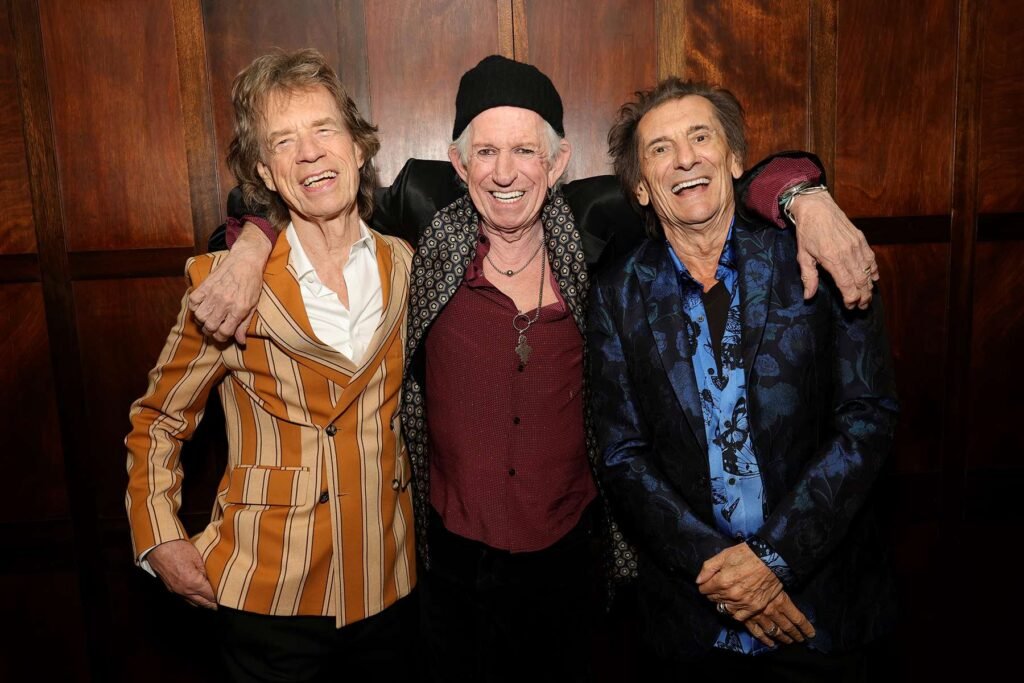 The Rolling Stones posando abrazados
