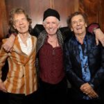 The Rolling Stones posando abrazados