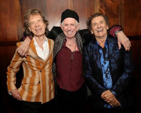 The Rolling Stones posando abrazados