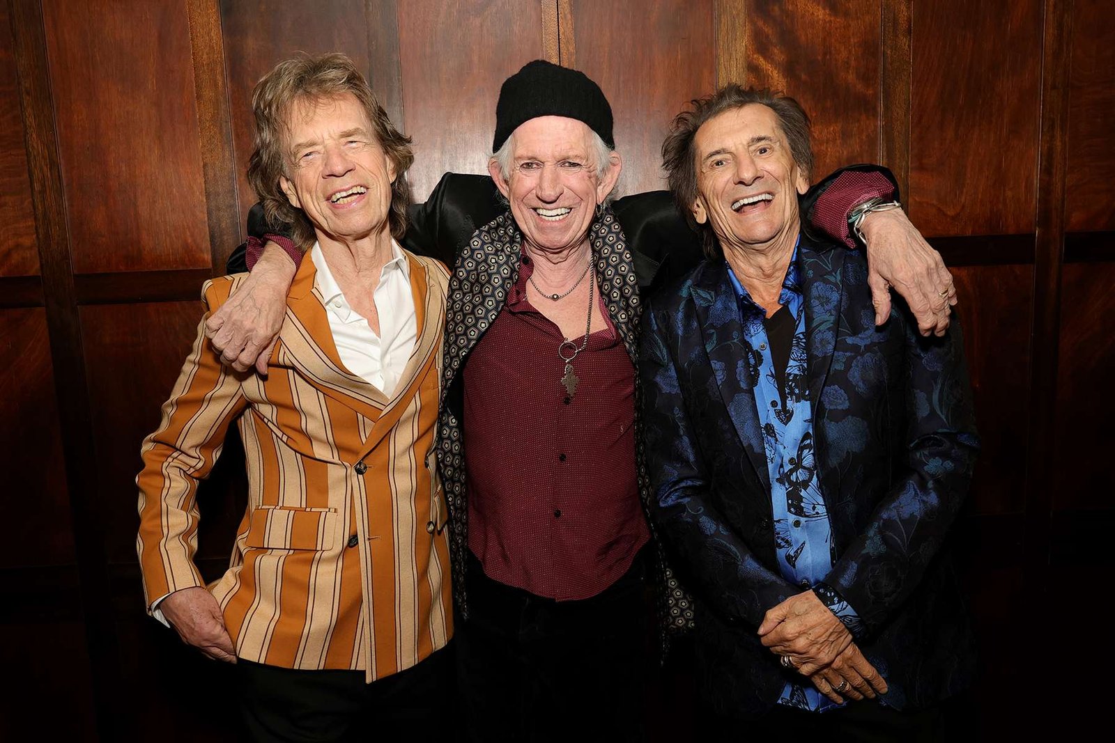 The Rolling Stones posando abrazados