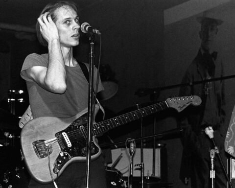 Tom Verlaine de Television sobre el escenario