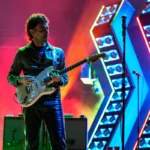 Albert Hammond Jr, guitarrista de The Strokes, en vivo con la banda