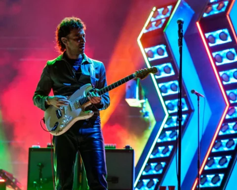 Albert Hammond Jr, guitarrista de The Strokes, en vivo con la banda