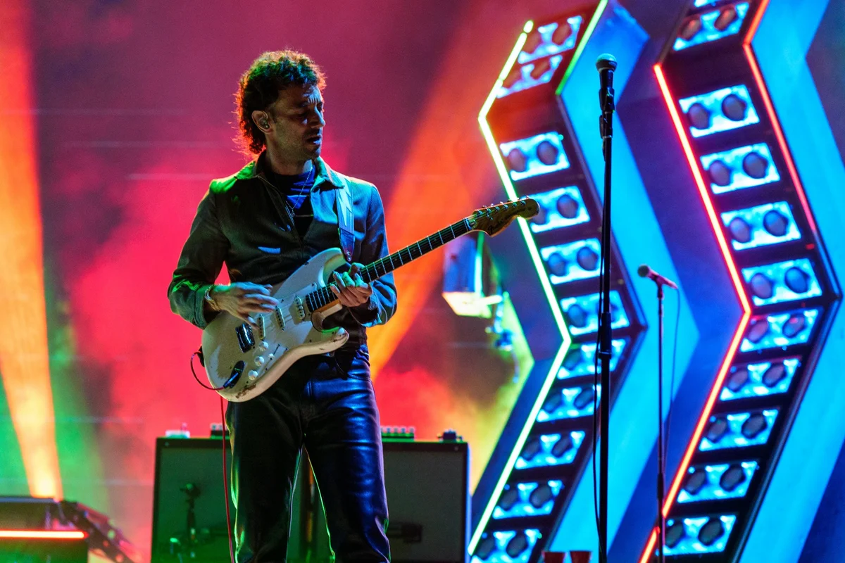 Albert Hammond Jr, guitarrista de The Strokes, en vivo con la banda
