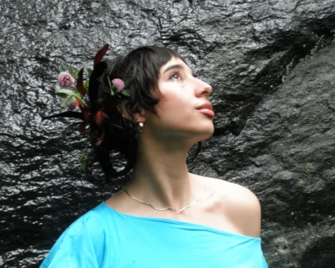 Sofía Insua, de aLex vs aLex, en un fotograma del videoclip de garden