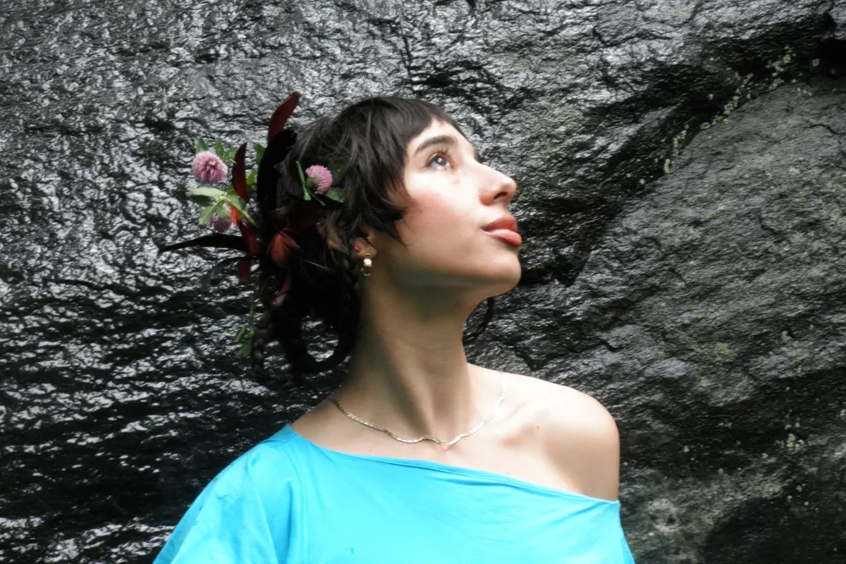 Sofía Insua, de aLex vs aLex, en un fotograma del videoclip de garden