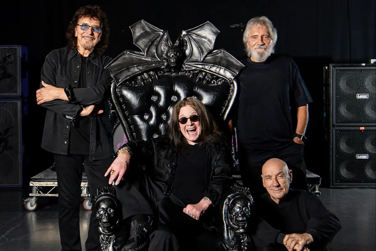 Black Sabbath con vestidos negros