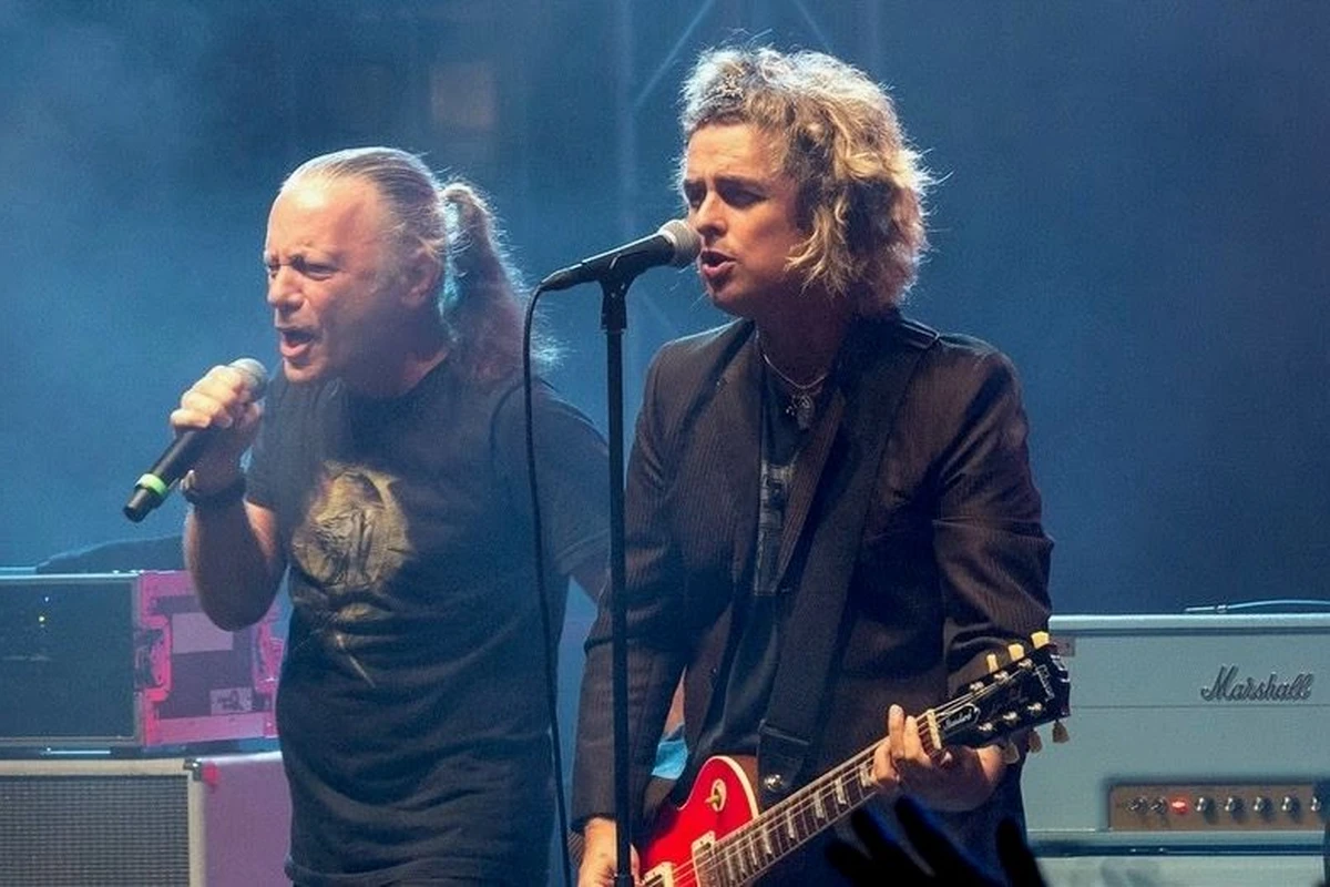 Bruce Dickinson y Billie Joe Armstrong en el escenario