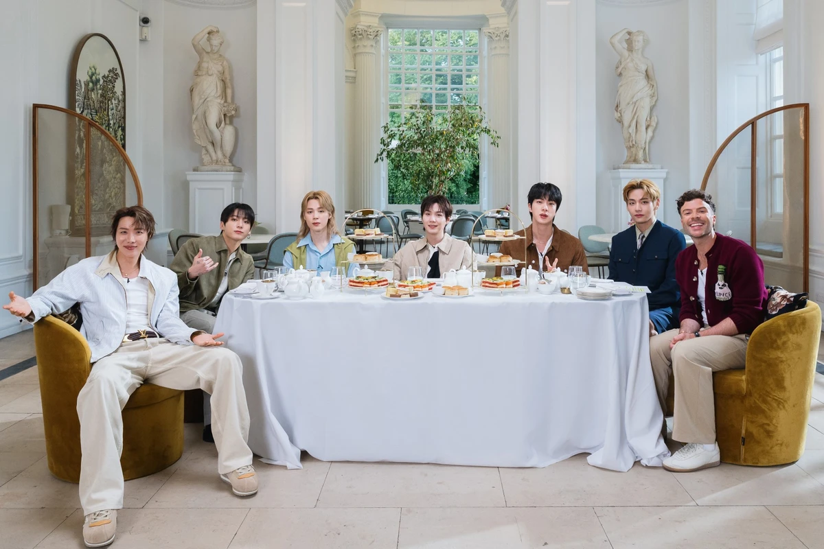 Los integrantes de BTS durante la entrevista con Capital Breakfast