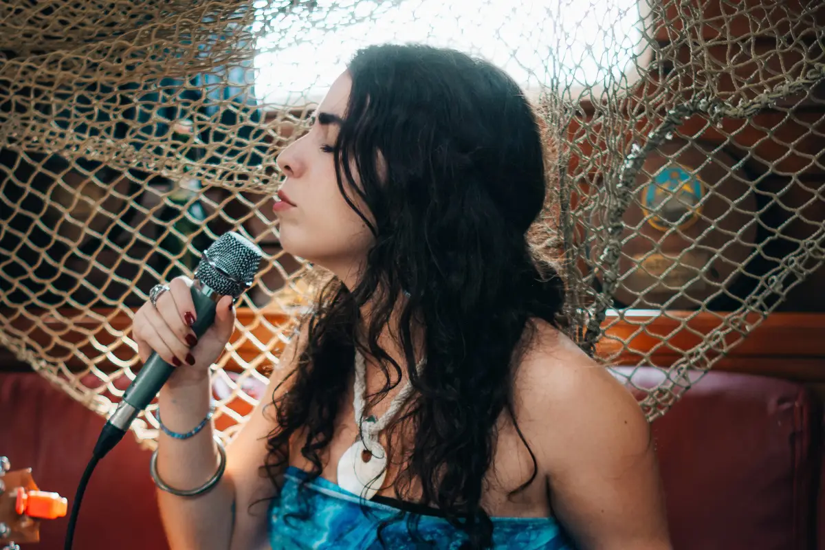 Clara Yolks graba su live session "Desde el Corazón del Agua" en altamar