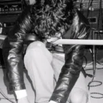 Dogo Rojo con su guitarra y efectos