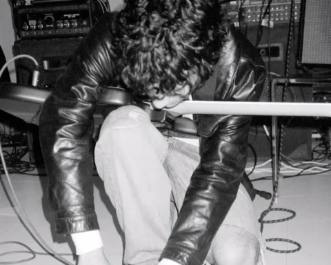 Dogo Rojo con su guitarra y efectos