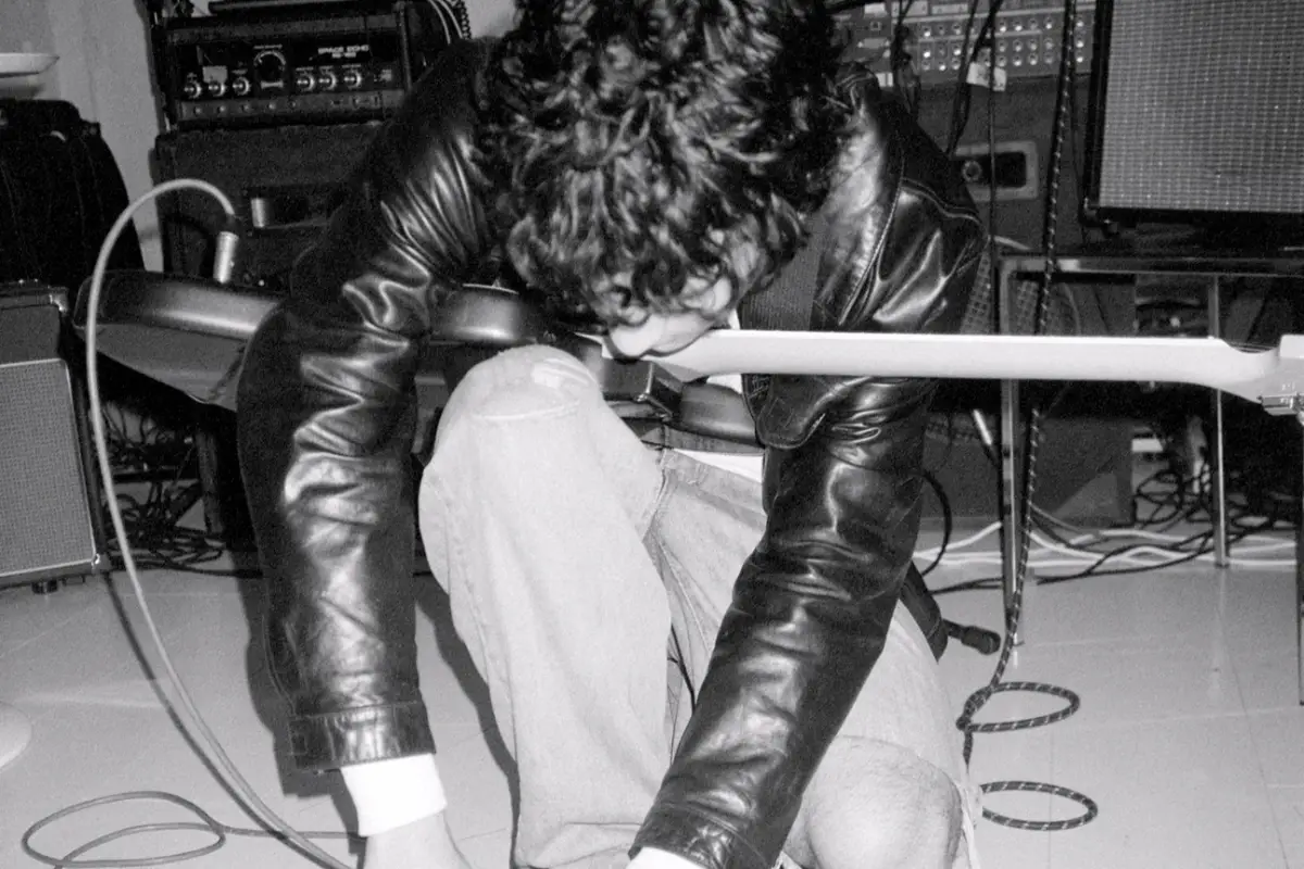 Dogo Rojo con su guitarra y efectos