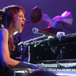 Fiona Apple sentada con su piano