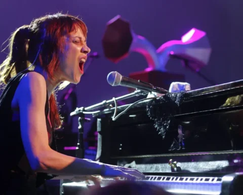 Fiona Apple sentada con su piano