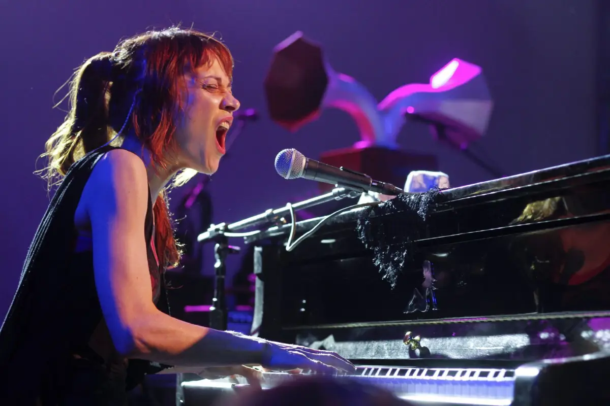 Fiona Apple sentada con su piano