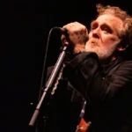 Glen Hansard cantando sobre el escenario