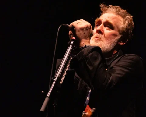 Glen Hansard cantando sobre el escenario