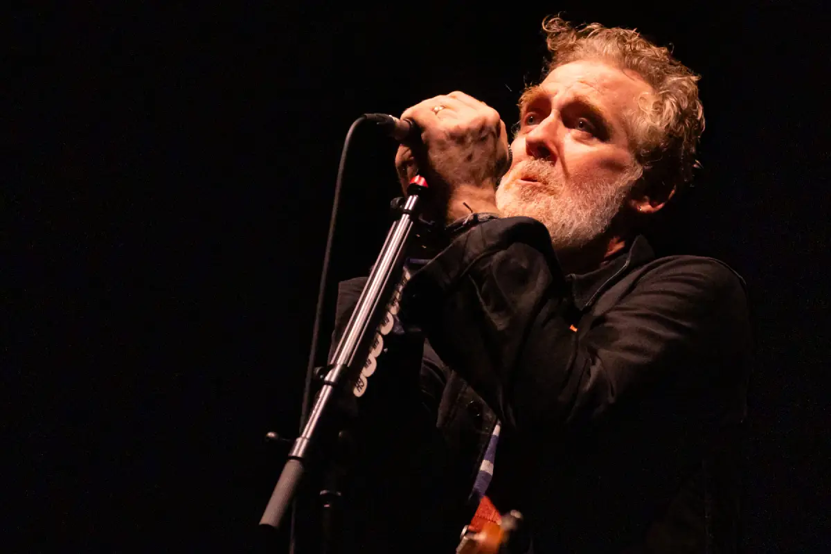 Glen Hansard cantando sobre el escenario