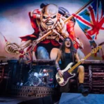 Eddie, la mascota de Iron Maiden, en pantalla durante un concierto de la banda