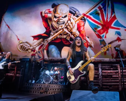 Eddie, la mascota de Iron Maiden, en pantalla durante un concierto de la banda