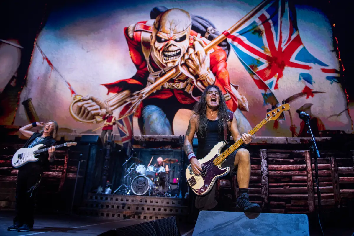 Eddie, la mascota de Iron Maiden, en pantalla durante un concierto de la banda