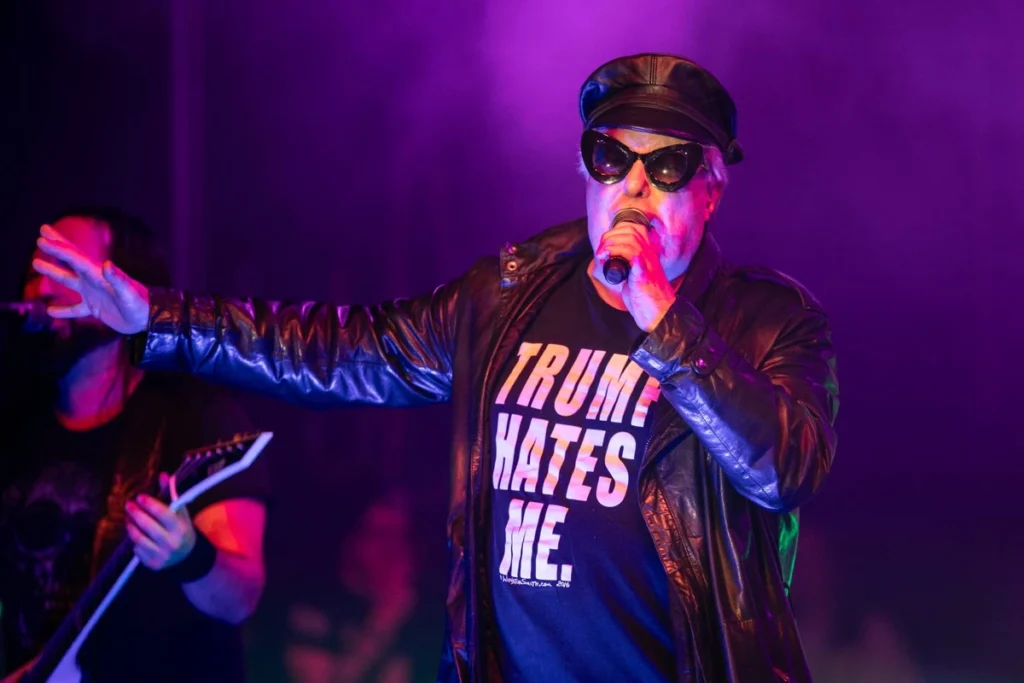 Jello Biafra interpreta con Ministry en The Warfield, el 27 de febrero de 2024, en San Francisco, California.