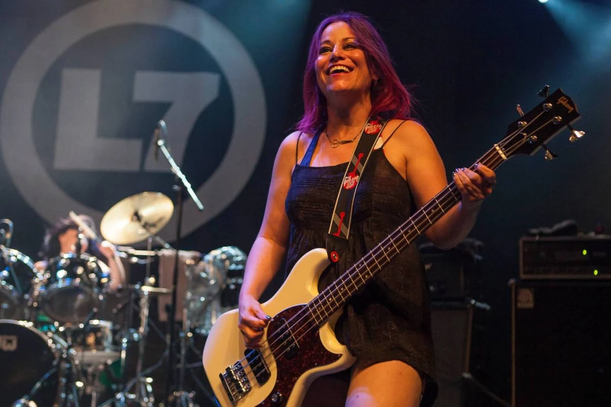Jennifer Finch de L7 en concierto en The Forum, Londres, 2016