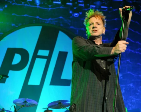John Lydon presentandose en vivo con PiL