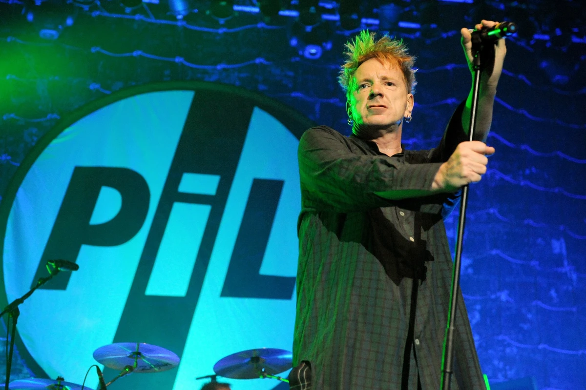 John Lydon presentandose en vivo con PiL