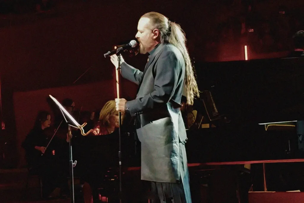 Jonathan Davis y Yoshiki en el Walt Disney Concert Hall