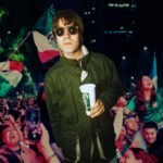 Liam Gallagher de Oasis con fans mexicanos detrás