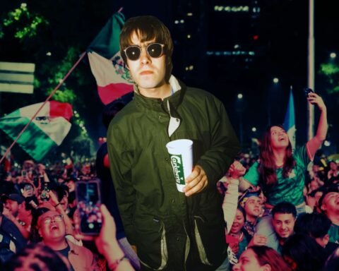 Liam Gallagher de Oasis con fans mexicanos detrás