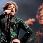 Mick Jagger cantando con The Rolling Stones sobre el escenario