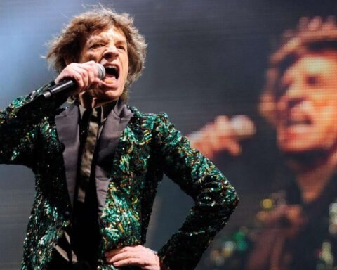 Mick Jagger cantando con The Rolling Stones sobre el escenario