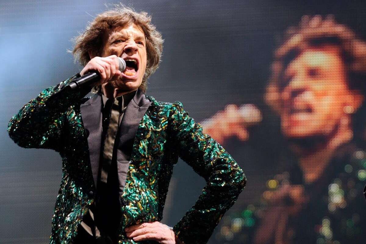 Mick Jagger cantando con The Rolling Stones sobre el escenario