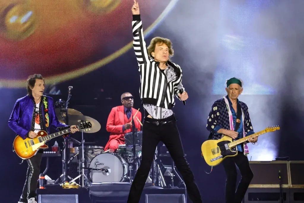 Ronnie Wood, Steve Jordan, Mick Jagger y Keith Richards de The Rolling Stones en el escenario del SoFi Stadium, Inglewood, California, 2024