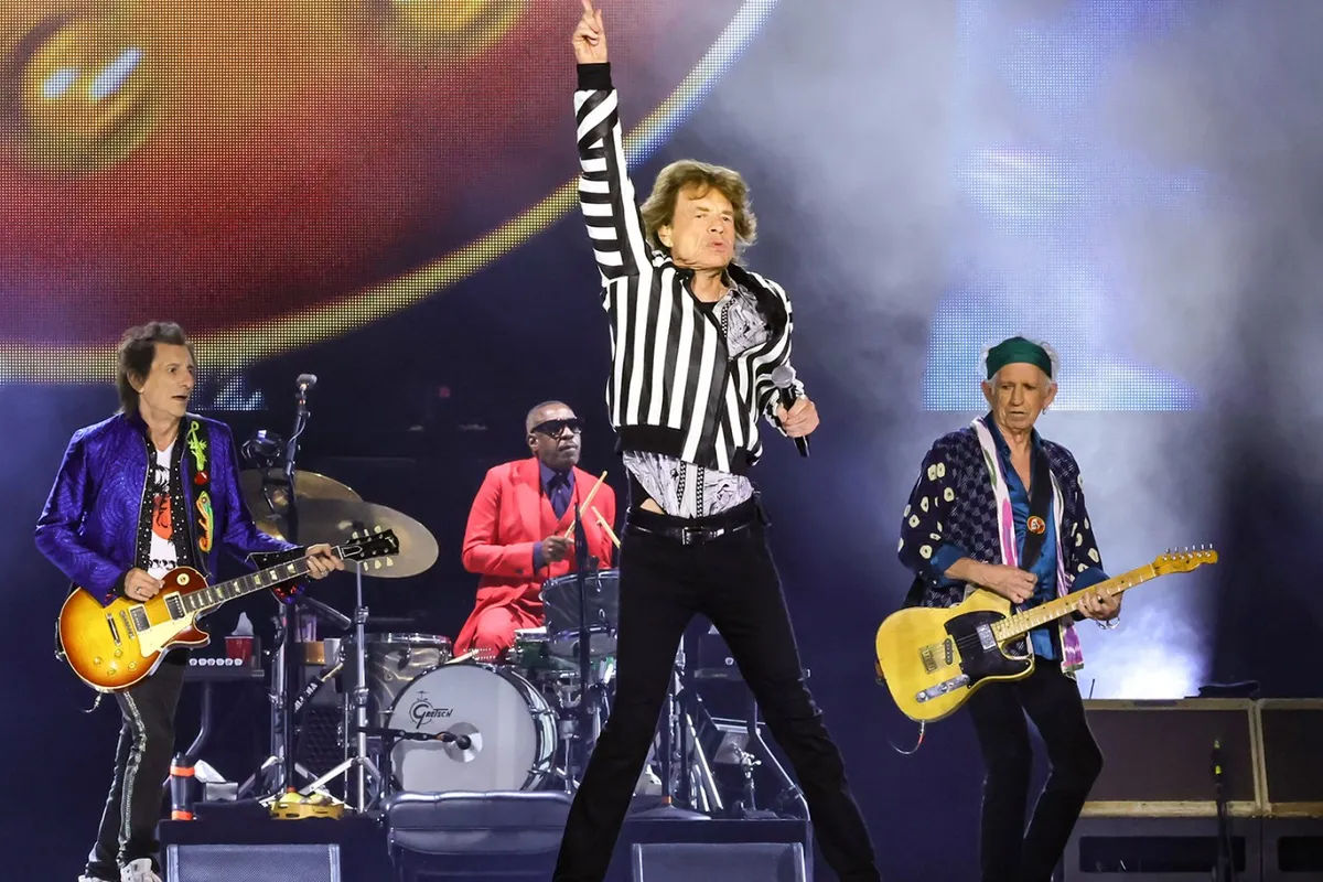Ronnie Wood, Steve Jordan, Mick Jagger y Keith Richards de The Rolling Stones en el escenario del SoFi Stadium, Inglewood, California, 2024