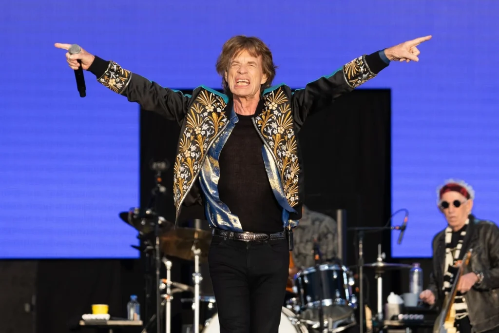 Mick Jagger canta con los brazos abiertos en un show de los Rolling Stones, con Keith Richards al fondo