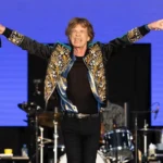 Mick Jagger canta con los brazos abiertos en un show de los Rolling Stones, con Keith Richards al fondo