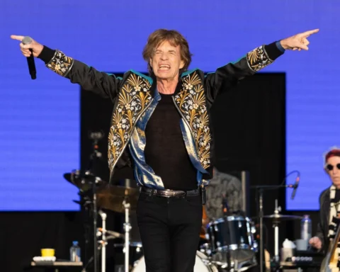 Mick Jagger canta con los brazos abiertos en un show de los Rolling Stones, con Keith Richards al fondo