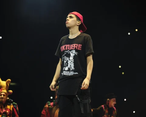 Milo J durante el show en el Palacio de los Deportes, Ciudad de México