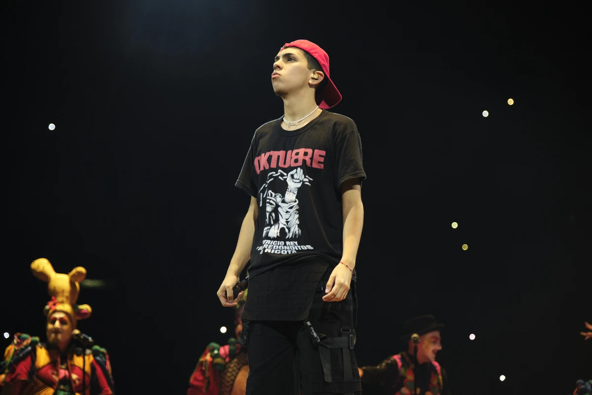 Milo J durante el show en el Palacio de los Deportes, Ciudad de México