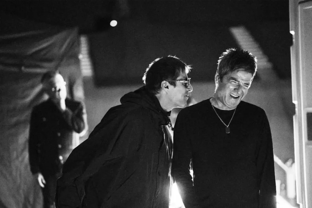 Noel y Liam Gallagher de Oasis durante su gira de reunión, 2025