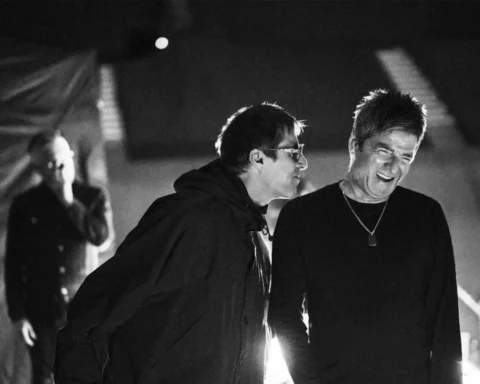 Noel y Liam Gallagher de Oasis durante su gira de reunión, 2025
