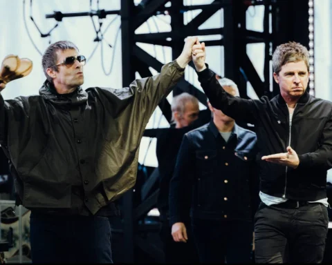 Liam y Noel Gallagher de Oasis en el show de Wembley Stadium