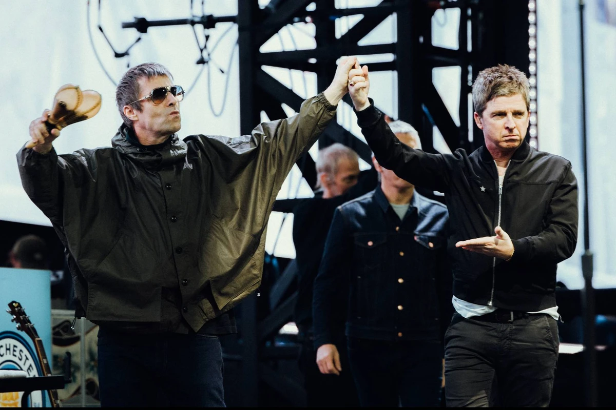 Liam y Noel Gallagher de Oasis en el show de Wembley Stadium